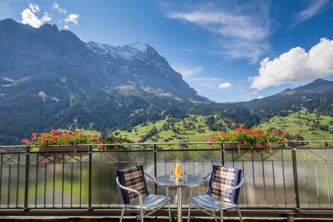 Standard Doppelzimmer mit Klimaanlage und Blick auf den Eiger